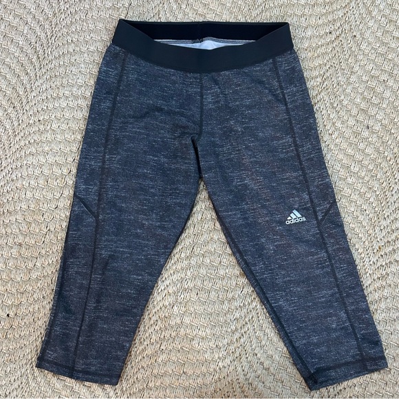 Adidas Medium Cropped Leggings Techfit Capri Length Gray EUC - Picture 2 of 4